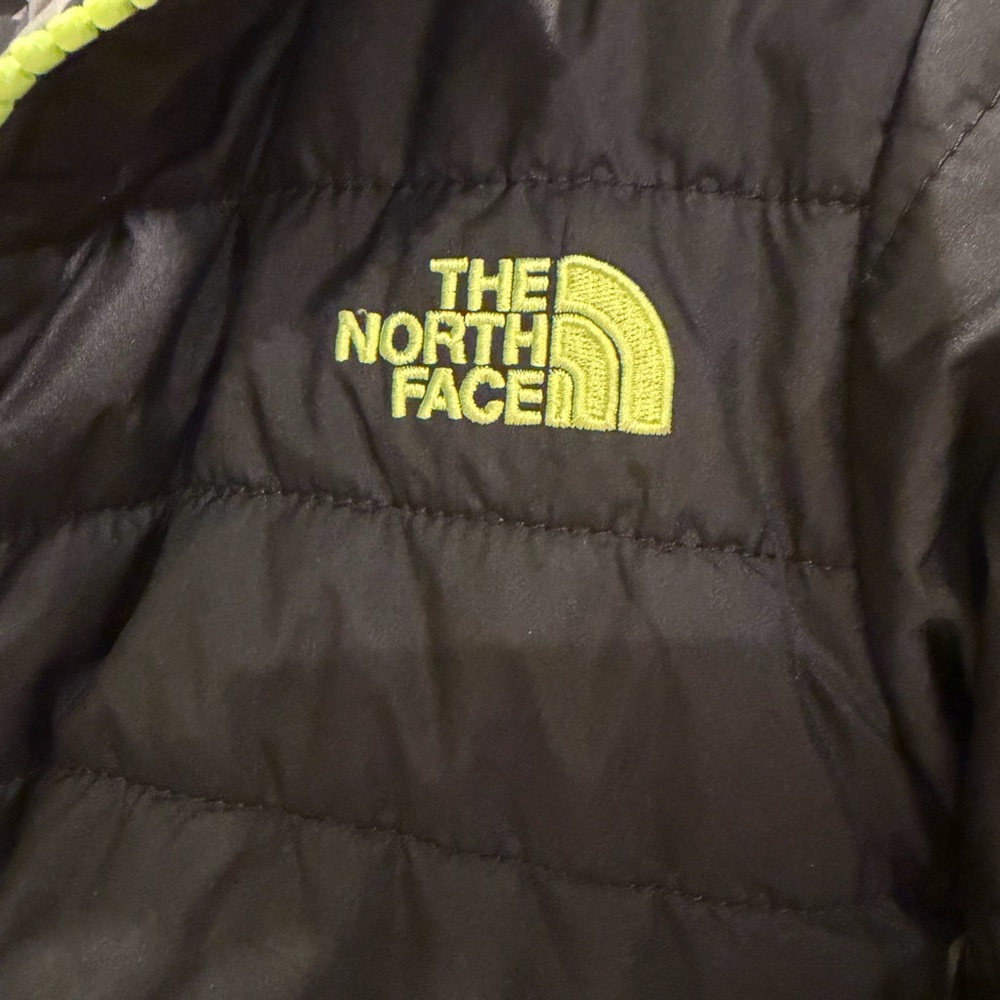 The North Face Jacket boys 4T - Picture 2 of 9